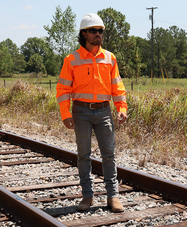Worker wearing Onyx Series 7506 HiVis Wind Shirt